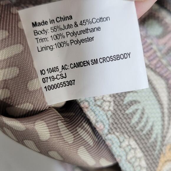 Sakroots Crossbody Adjustable Strap Pockets inside. - Picture 8 of 14